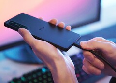 Das Sony Xperia 1 IV setzt auf ein ungewöhnliches Design mit dediziertem Kamera-Auslöser und 3,5 mm Kopfhöreranschluss. (Bild: Sony)