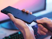 Das Sony Xperia 1 IV setzt auf ein ungewöhnliches Design mit dediziertem Kamera-Auslöser und 3,5 mm Kopfhöreranschluss. (Bild: Sony)