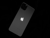 iPhone-Rückseite mit Apple-Logo vor schwarzem Hintergrund