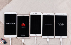 Die 5 Kontrahenten im Fast-Charging-Test-Sample: Apple, Samsung, Huawei, Oppo und Vivo.