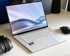 Asus Zenbook S 16 UM5606WA - hier in einer weißen Ausführung - kommt mit 2.8k-OLED, Ryzen AI 9 und 1-TB-SSD. (Bild: Andreas Osthoff)