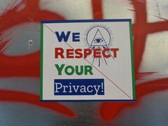 Symbolbild mit der Aufschrift "Wir respektieren Ihre Privatsphäre" (Bildquelle: Marija Zaric via Unsplash)
