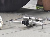 Das erste publizierte Photo eines wahrscheinlichen Nachfolgers für die DJI Mini 3 Pro: Die DJI Mini 4 Pro scheint bereits getestet zu werden. (Bild: Jasper Ellens)