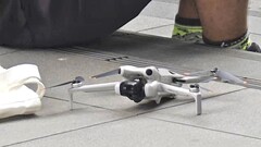 Das erste publizierte Photo eines wahrscheinlichen Nachfolgers für die DJI Mini 3 Pro: Die DJI Mini 4 Pro scheint bereits getestet zu werden. (Bild: Jasper Ellens)