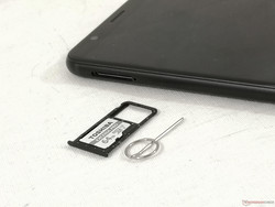 gemeinsamer Slot für die microSD (bis zu 256 GB) und die zweite Nano-SIM