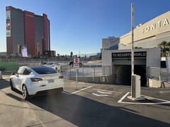 Der rechte Tunnel ist bidirektional und sorgt für Staus zur Resorts World. Links fahren die Teslas in den neuen Bypass-Tunnel gen West. (Bildquelle: Andreas Sebayang/Notebookcheck.com)