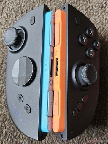 Die M12S Controller werden wie die Originale per Magnetismus angeklickt.