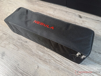 Die Leinwand steckt in dieser kompakten Tasche