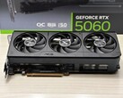 Eine Desktop RTX 5060. (Bildquelle: Sebastian Bade für Notebookcheck) 