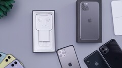 Die Verpackung eines iPhone könnte ohne Zubehör deutlich kleiner werden. (Bild: Daniel Romero, Unsplash)