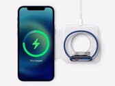 Das iPhone 12 ist jetzt das älteste Smartphone der Welt, das Qi2 unterstützt. (Bild: Apple)