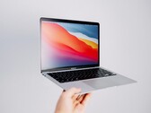 Das MacBook Air arbeitet dank Apple M1 und den Verzicht auf Lüfter komplett geräuschlos. (Bild: Isaac Martin)