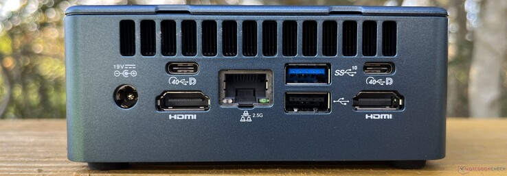 Rückseite: DC-Eingang, 2x USB4 (40 Gbps, DisplayPort), 2x HDMI 2.0, Ethernet (2,5 G), 1x USB-A 3.2 Gen 2 (10 Gbps), USB-A 2.0