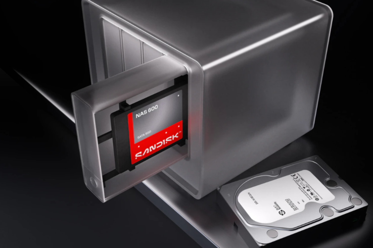 Sandisk NAS 600 SATA-SSD in einem NAS-Laufwerksschacht neben einer Festplatte4