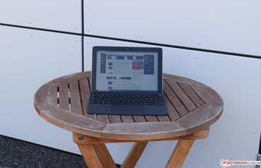 Das Microsoft Surface Go im Schatten