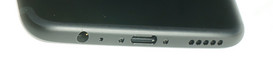 Unten: 3,5mm-Anschluss, Mikrofon, USB-C-Port, Lautsprecher