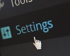 Nahaufnahme eines Bildschirms mit dem Menüpunkt Settings und einem Mauszeiger