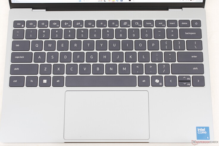 Mit einer Größe von etwa 12 x 7 cm kann sich das Clickpad insbesondere bei vertikalen Cursorbewegungen etwas beengt anfühlen.