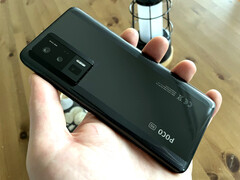 Das 6,67 Zoll große Xiaomi Poco F5 Pro wiegt 204 Gramm und ist in Schwarz oder Weiß erhältlich.