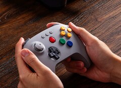 8BitDo legt seinen Nintendo 64 Controller mit 2,4 GHz Dongle neu auf.