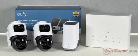 Lieferumfang des 2er-Bundles. Im Karton rechts sind die Solarpanels...