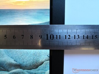 Wie von einem Rugged-Laptop zu erwarten sind die Bildschirmränder dicker als auf den meisten Laptops