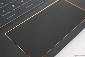 Ein extra breites Clickpad, ähnlich wie beim GS66. Fingerabdrücke werden auf den Tastenkappen und dem Clickpad schnell sichtbar