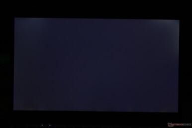 Schwaches, ungleichmäßiges Backlight-Bleeding in der oberen, rechten Ecke