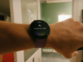 Samsung zeigt in einem neuen Werbespot die Nutzung des Google Assistant auf der Galaxy Watch4. (Bild: Samsung)