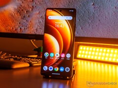 Das Vivo X100 Pro bekommt man in Tschechien (und teils auch in der Slowakei) um ganze 100 Euro günstiger als in Österreich, ein Geschenk gibt's obendrauf. (Bild: Notebookcheck)