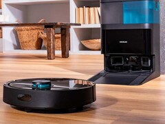 Die Basisstation bringt auch einen Tank und eine Selbstreinigung mit (Bildquelle: Cecotec)