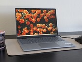 Dell 14 Plus Laptop Test: Neuer Name, vertraute Anmutung
