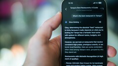 Jemand nutzt sein Smartphone, um mit Gemini ein Restaurant zu finden