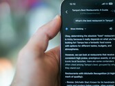 Jemand nutzt sein Smartphone, um mit Gemini ein Restaurant zu finden