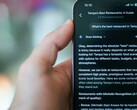 Jemand nutzt sein Smartphone, um mit Gemini ein Restaurant zu finden