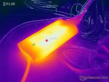 Der AC-Adapter erreicht bei anspruchsvollen Lasten über 41 °C