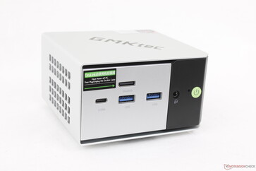 Vorderseite: USB-C 4.0 mit DisplayPort 1.4 + Power Delivery 3.0 (40 Gbit/s), 2x USB-A 3.2 (10 Gbit/s), OcuLink (PCIe4 x4), 3,5-mm-Headset, Einschaltknopf