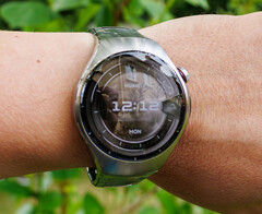 DIE HUAWEI WATCH 5 wartet u.a. mit einem besonders hellem AMOLED-Display auf.  (Bildquelle: Daniel Schmidt / Notebookcheck)