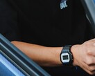 Eine Person trägt eine Casio G‑Shock DW5600TT25‑1 x Toyo Tires, während sie im Auto sitzt