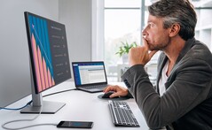 Der Dell UltraSharp U2421E soll den Kabelsalat durch das integrierte USB-C-Dock auf ein absolutes Minimum reduzieren. (Bild: Dell)