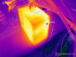 Der Stromadapter bleibt mit 28 °C auch unter Volllast ziemlich kühl