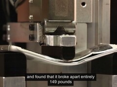 Das Galaxy S6 Edge zeigt sich unter Krafteinwirkung vergleichsweise empfindlich (Bild: Eigenes aus dem SquareTrade-Clip unten)