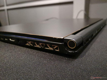 Die komplette Rückseite ist der Lüftung gewidmet, die Anschlüsse sind sämtlich links und rechts untergebracht.