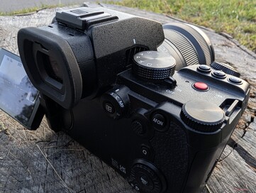 Viele Knöpfe und Regler: Die Lumix S5-II