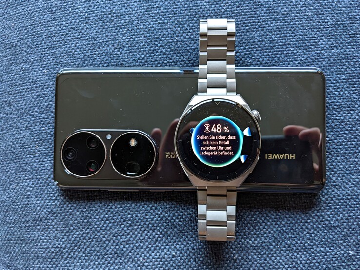 Die Huawei Watch GT 3 Pro lädt kabellos per Qi-Standard, auch auf entsprechenden Smartphones