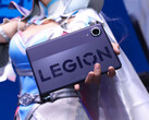Das Gaming-Tablet soll mit einem leichten und schlanken Design überzeugen. Im Bild: Das Legion Y700 Infinite in den Händen eines Cosplayers