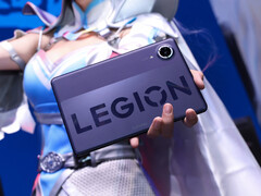 Das Gaming-Tablet soll mit einem leichten und schlanken Design überzeugen. Im Bild: Das Legion Y700 Infinite in den Händen eines Cosplayers