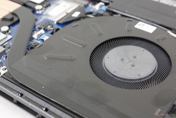 Die Kühlung besteht aus 2 asymmetrischen Lüftern (60 mm + 50 mm) mit zwei Heatpipes dazwischen