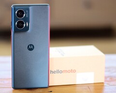 Das Edge 50 Fusion ist nur eines von vielen Motorola-Smartphones, die Probleme mit dem Android 15 Update haben (Bildquelle: Florian Schmitt)