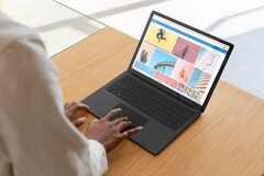 Der 12,5 Zoll Surface Laptop wird deutlich günstiger als die älteren Modelle, das Einsteiger-Modell ist aber nicht besonders gut ausgestattet. (Bild: Microsoft)